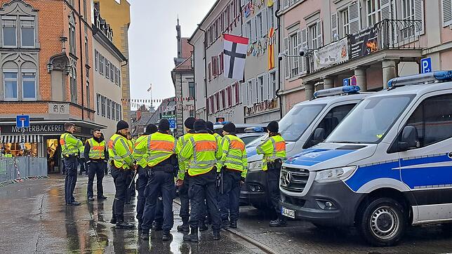 Viele Security-Mitarbeiter und natürlich viele Beamte der Polizei sind am Donnerstag im Einsatz, um die Sicherheit der Feiernden am ...