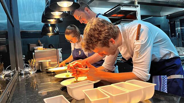 Küchenchef Kevin Leitner und seine Mitarbeitenden Stefan Kern (vorne ) und Anna Büchele (hinten) bereiten das Gericht Felsenrotbarbe vor.