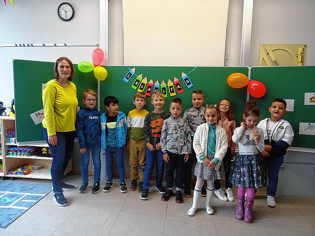 Die Klasse 1 der Wessenbergschule Singen mit ihrer Klassenlehrerin Martina Enßle bei ihrer Einschulungsfeier.