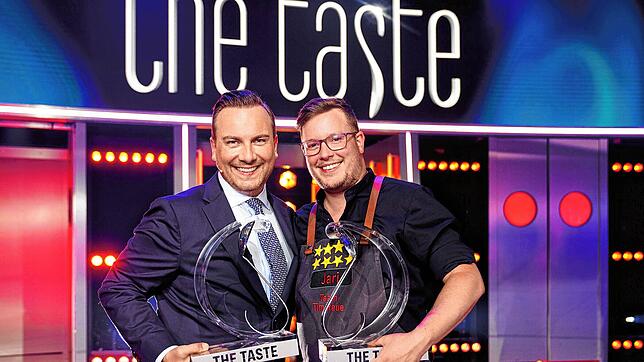 Ein unschlagbares Duo: Sieger Jari Dochat und sein Coach Tim Raue (links) mit ihren Siegerpokalen.
