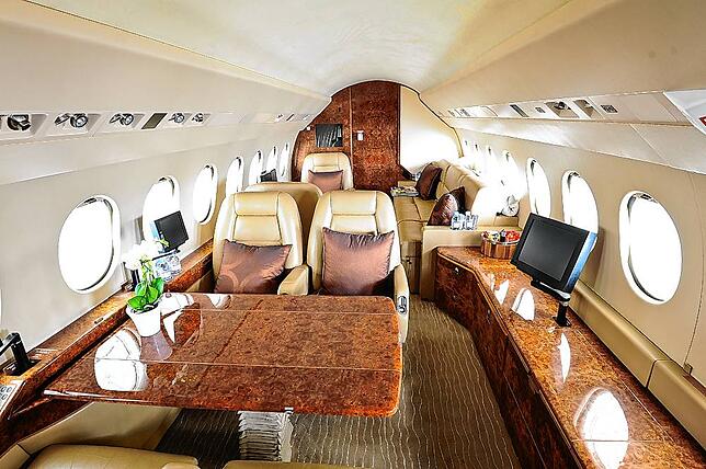 Geräumiger als so manches Wohnzimmer: das Innere der Dassault Falcon 900.