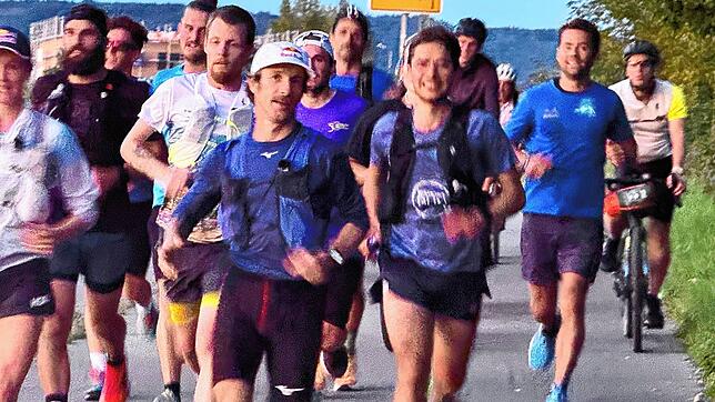 Um 20 Uhr läuft Florian Neuschwander durch Radolfzell. Zu dem Zeitpunkt hat er schon eine Strecke von rund 60 Kilometer hinter sich. Um ...