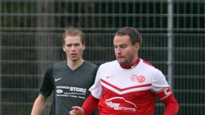 Dino Stroiannidis schirmt den Ball ab vor dem Peterzeller Eike Pietzker. Peterzell kam im Derby gegen die SG Buchenberg/Neuhausen zu ...