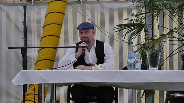 Harald J. Marburger liest im Strandbad aus seinem Krimi "Totengräberspätzle", dessen Schauplätze stark an Pfullendorf denken lassen. ...