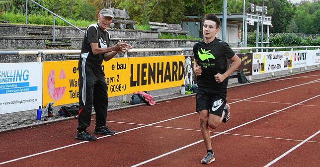 Auf geht‘s: Trainer Helmut Vogler feuert beim Sprint Luca Weber aus sicherer Distanz an.