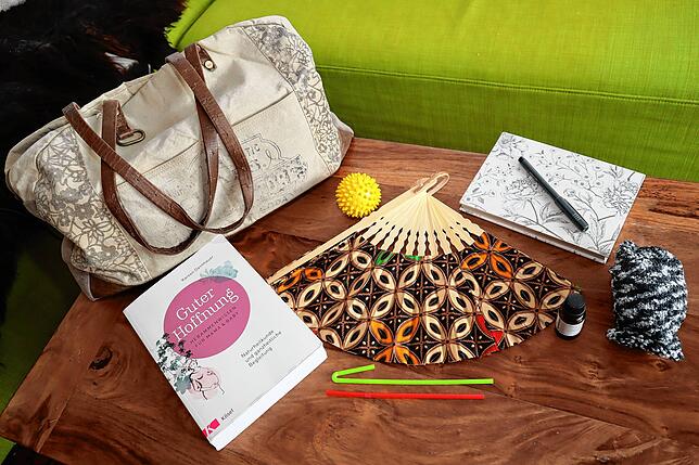 Gepackte Doula-Tasche: Darin liegen stets bereit Hilfsmittel wie ein Fächer, ein Geburtsbuch, Ölfläschchen und Socken.