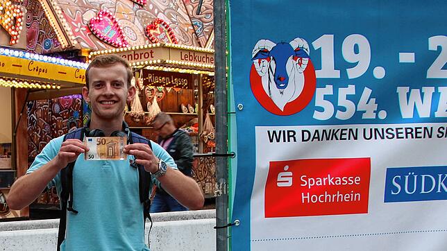 Mit 50 Euro in der Hand geht es am Eingang der Waldshuter Chilbi für SÜDKURIER-Praktikant Jannic Hofmuth los.