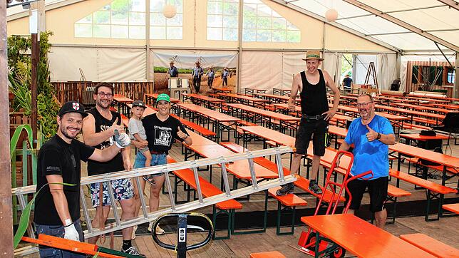 Die vielen Helfer haben bei 40 Grad im Festzelt noch einiges an Vorbereitung zu schaffen, bis am Abend des Freitag, 25. August, die ...