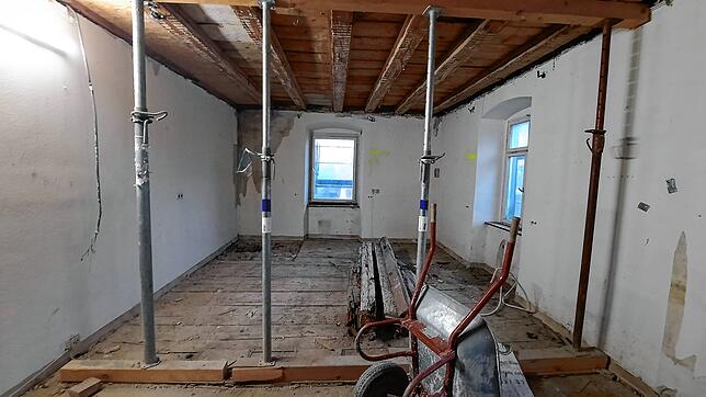 Während der Arbeiten sind an einigen Stellen Stützen aus Metall oder Holz.