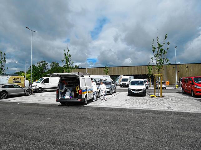 Der großer Parkplatz ist fertig und größtenteils belegt. Noch nicht von Kunden, sondern von Handwerkern, die vorwiegend am Innenausbau ...