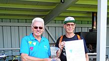 Eine Jubiläumsurkunde mit Glasmedaille überreichte Klaus Buchard an den Vorsitzenden Jürgen Hilpert (links). Bild: Verein