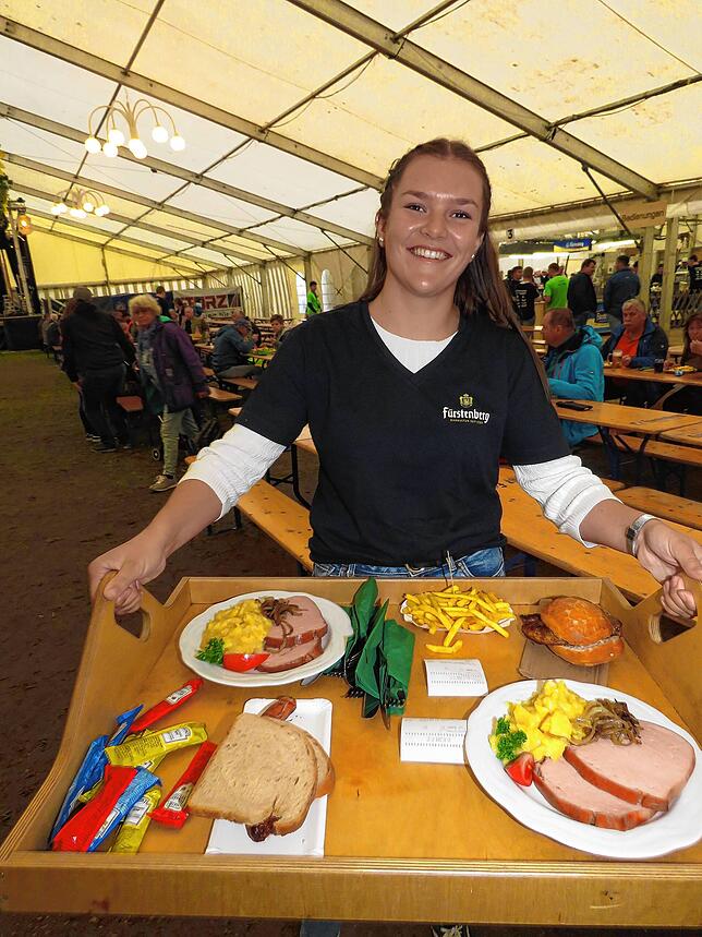 Guten Appetit! Die Bedienungen im Zelt haben viel zu tun.