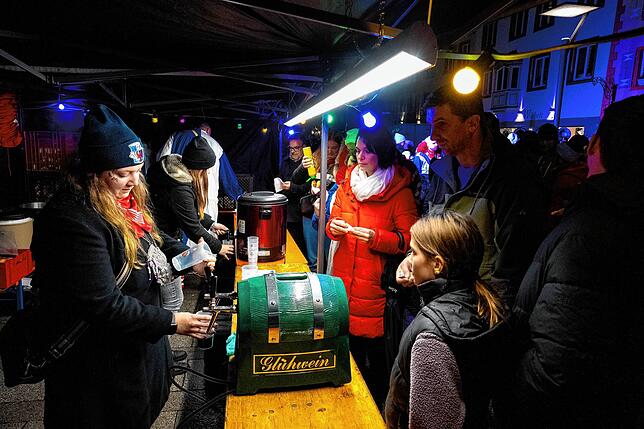 Bild 30: Endlich Fasnet: Glonkis stellen ihre Brunnenfigur auf und eröffnen die Fasnet