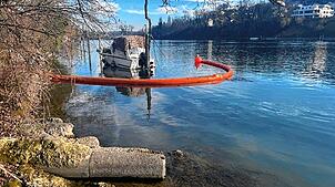Mit Ölsperren wurde eine Umweltverschmutzung auf dem Rhein verhindert.