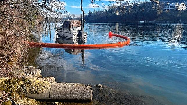 Mit Ölsperren wurde eine Umweltverschmutzung auf dem Rhein verhindert.