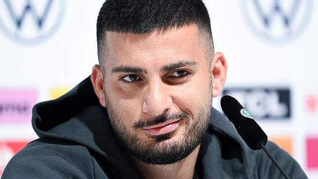 Nationalspieler Deniz Undav auf dem DFB-Podium.