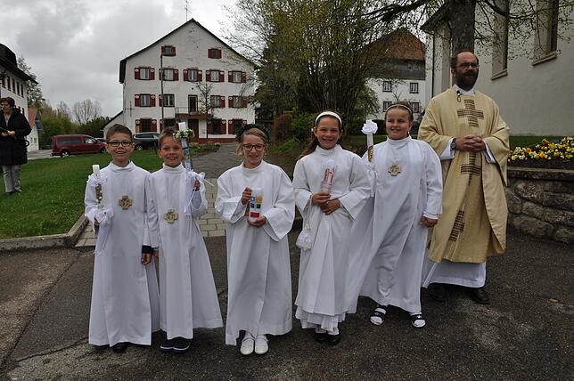 Fünf Kinder feierten in Birkendorf Kommunion: Von links: Adrian Fechtig, Julian Schlitter, Victoria Rogg, Maximilia Rose, Leonie Maier ...