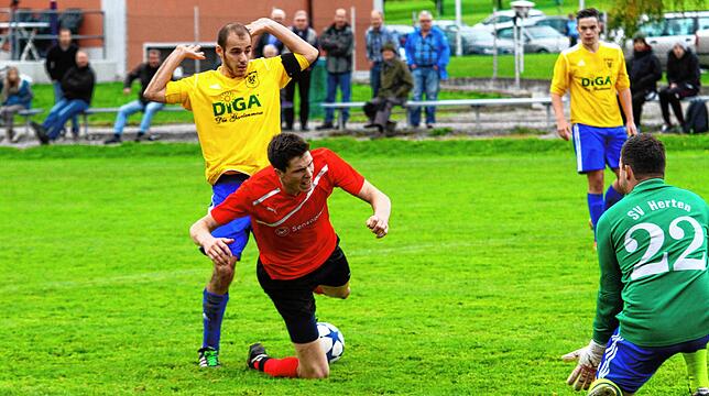 Entscheidung: Remo Laisa foult Stürmer Thomas Wehrle vom FC Hochrhein, der den fälligen Strafstoß gegen Steffen Birlin (Nr. 22) zum ...