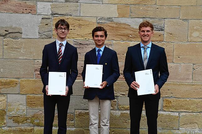 Den Pater-Alfred-Delp-Preis für besonderes Engagement am Kolleg erhielten Lennart Yaguboglu, Léopold de Buman und Henri Ohl (links).