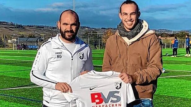 Neu beim FC Erzingen: Trainer Klaus Gallmann begrüßt Luis Weber (rechts) aus Dettighofen, der zuletzt beim Oberligisten 1. FC ...