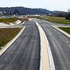 Die B33-Baustelle bei Hegne: Sieht fertig aus, ist es aber noch lange nicht! Der Verkehr verläuft weitere Jahre neben dieser Spur.