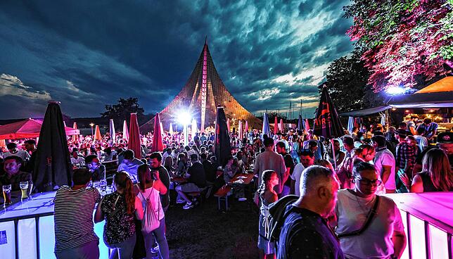 Bild 7: Bilder vom Hausherrenfest am Abend und dem Feuerwerk