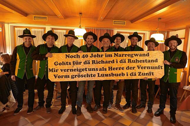 Der Rüßwihler Narrenrat präsentiert das Fasnachtsmotto (von links): Thomas Eschbach, Markus Schrieder, Peter Walenciak, Max Oldorf, ...