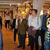 Julian Windmöller (links) führte sehr kurzweilig in die Ausstellung ein, was unter anderem Wilderich Graf von und zu Bodman (braune ...