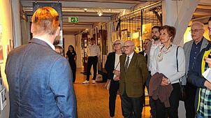 Julian Windmöller (links) führte sehr kurzweilig in die Ausstellung ein, was unter anderem Wilderich Graf von und zu Bodman (braune ...