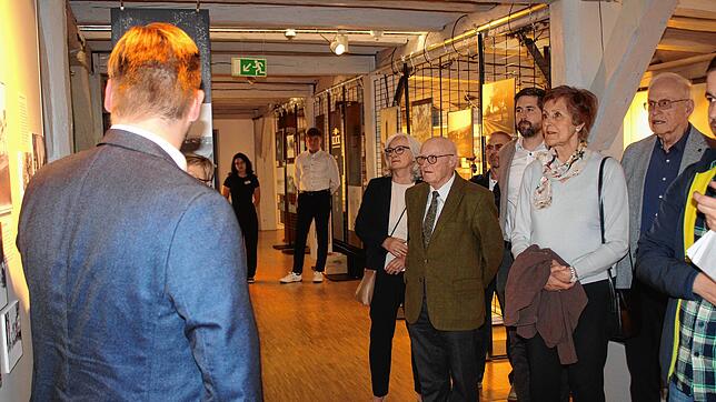 Julian Windmöller (links) führte sehr kurzweilig in die Ausstellung ein, was unter anderem Wilderich Graf von und zu Bodman (braune ...