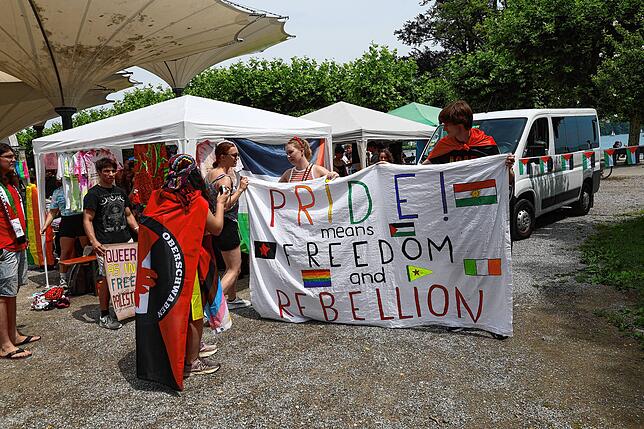 Bild 3: Fotos vom CSD 2025 in Konstanz: Bunte Flaggen, ausgefallene Outfits und klare Statements