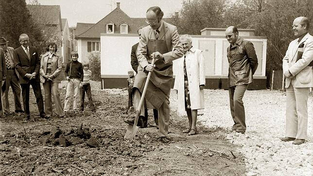 10. Mai 1975: Bürgermeister Dr. Bernhard Everke vollzieht den ersten Spatenstich für den Neubau des Altenheims St. Michael. Mit dabei ...