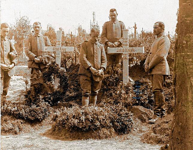 Soldaten des Konstanzer Reserve-Infanterieregiments 111 bei der Bestattung eines Kameraden. Rund 250 Männer dieser Einheit kamen im ...