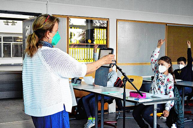 Die Klasse 6a des Gymnasiums in Überlingen hat Mathematik bei Lehrerin Andrea Ernst. Während die eine Hälfte der Klasse den Unterricht ...