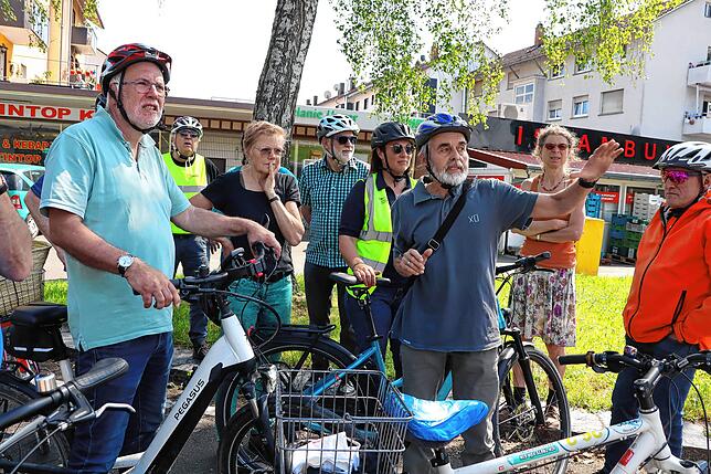 Dietrich Bubeck (vorn Mitte) sieht beim Kreisverkehr Bohlinger Straße/Steißlinger Straße noch Potential, um Radfahrer besser zu führen. ...