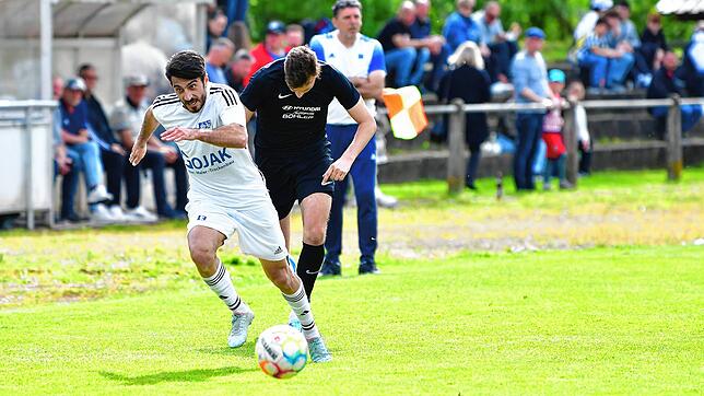 Traumtor: Ahmet Yigit, der im Winter von der SG Weilheim/Gurtweil zum SV Blau-Weiß Murg kam, traf mit einem Außenrist-Schlenzer schon ...
