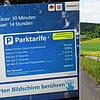 Unsere Bildcollage zeigt den Bildschirm des Parkautomaten sowie das Hinweisschild am Kirnbergsee im Sommer 2023, nachdem zusätzliche ...