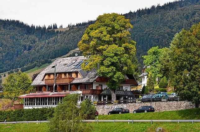 Der Landgasthof Bergblick in Bernau ist seit 1883 in Familienbesitz und bietet neben regionaler Hausmannskost auch Gästezimmer und ...