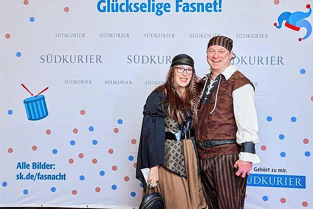 Bild 1: Bilder der SWR-Fasnacht: Narren glänzen vor der SÜDKURIER-VIP-Wand im Konzil