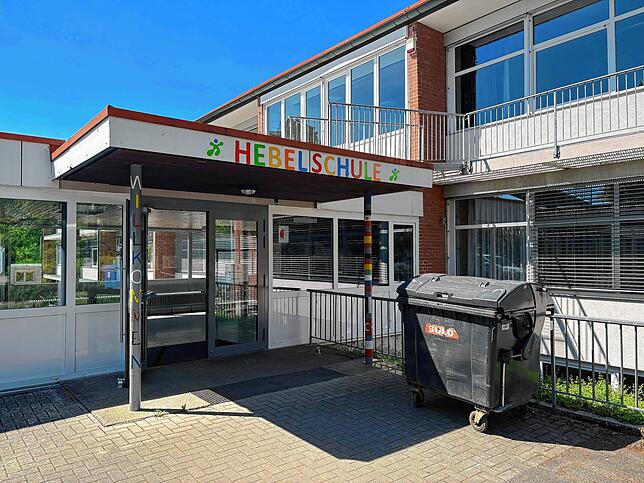 Von außen ist es noch kaum sichtbar, doch die Sanierungsmaßnahmen an der Hebelschule haben bereits begonnen und sollen rund 30 Monate ...