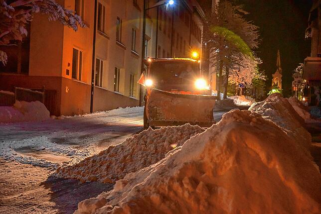 Was die Fräse nicht schafft, beseitigt der Schneepflug. Am Samstagmorgen sah die Gerwigstraße „wie geleckt“ aus.