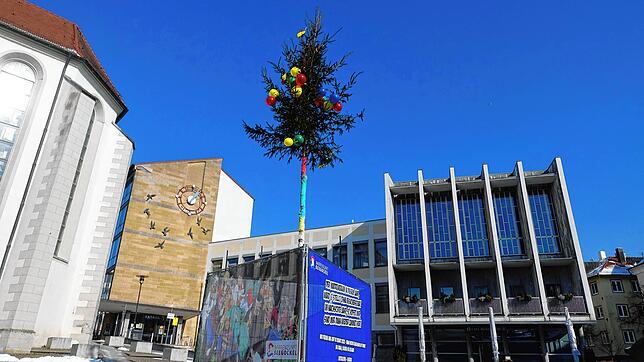 In der Fasnet 2021 mag so gut wie alles anders sein, ein Narrenbaum ragt auf dem Adenauerplatz vor dem Häfler Rathaus aber pünktlich zum ...