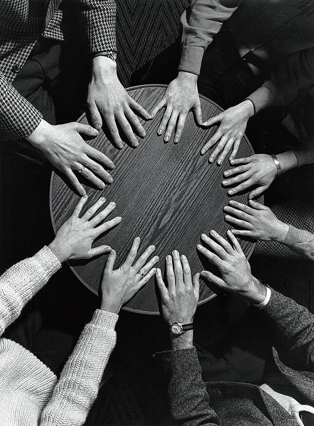 Das Tischrücken gehörte zu den beliebtesten gesellschaftlichen Beschäftigungen: Durch spirituelle Kräfte sollte Kontakt zu Verstorbenen ...