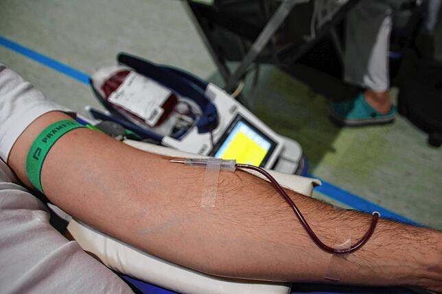 In der Armbeuge wird das Blut abgenommen und fließt in eine Konserve neben der Liege.