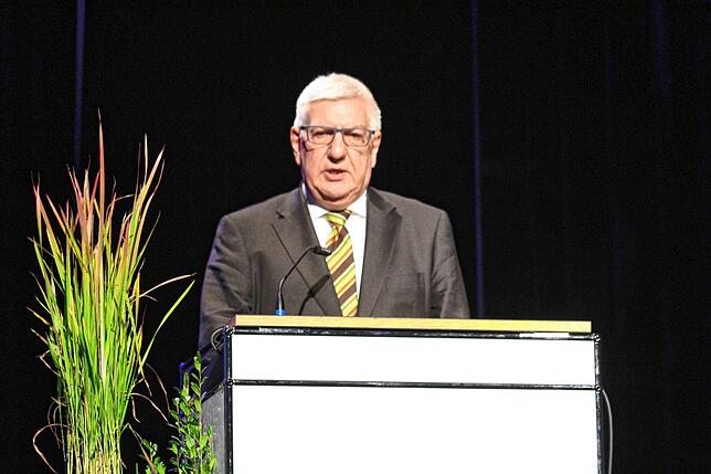 Thomas Kaiser, Vizepräsident der Handwerkskammer Konstanz spricht die neuen Gesellinnen und Gesellen feierlich frei von den Pflichten ...