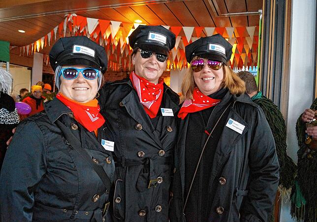 Raphaela Horn, Alexandra Somoza und Bürgermeistergattin Monika Heß geben als Krisenmanager Tipps bei Energieknappheit.
