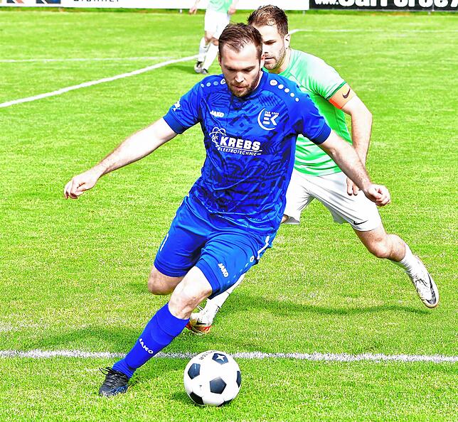 Nervenstark: In seinem letzten Heimspiel für den TuS Efringen-Kirchen verwandelte Jochen Bürgin – hier beim Spiel bei der SG ...