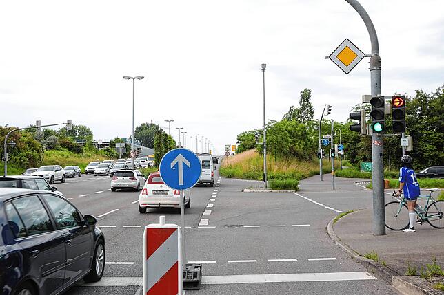 Auf diesem Bild ist die Situation deutlich erkennbar: Verkehrskadetten sperren an verkehrslastigen Samstagen die Rechtsabbiegerspur von ...