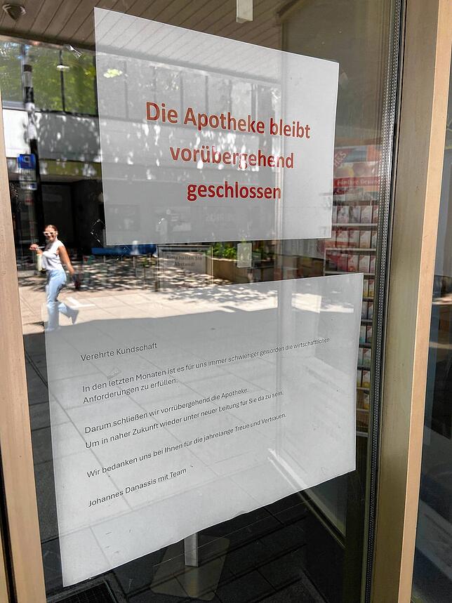 In roter Schrift steht es im Schaufenster: Die Central-Apotheke in der Innenstadt bleibt vorerst geschlossen.