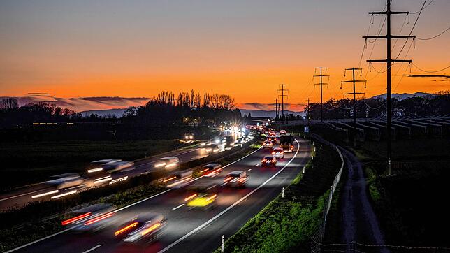 Abenddämmerung: Der Verkehr fließt auf der A1, die sich rund 410 Kilometer vom Osten in den Westen der Schweiz erstreckt.